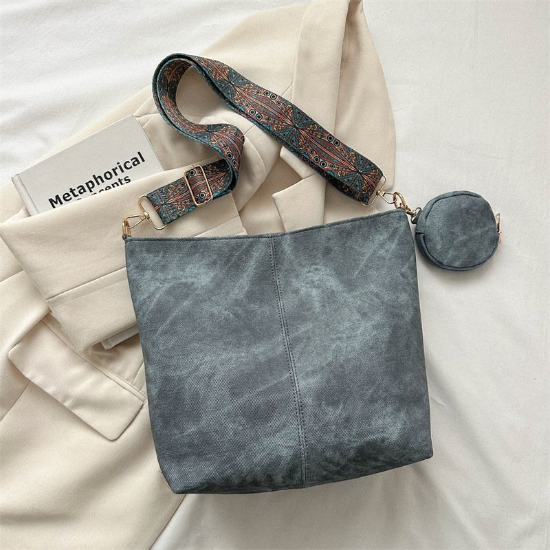 Large Capacity Fashion Vintage Wide Shoulder Strap Shoulder Bag - Image 4